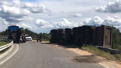 Водителя перевернувшегося под Задонском большегруза госпитализировали