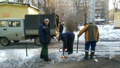 Липецкие власти демонтируют столбики и цепи, ограждающие парковочные места во дворах