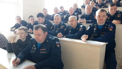 Военные летчики сели за парты 