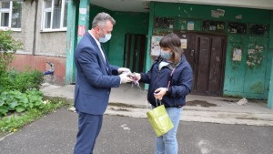 Липчанка передала волонтерскому центру очередную партию масок