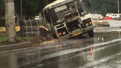 Маршрутка провалилась в яму с водой