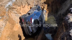 В Липецке на улице Фрунзе «Мазда» съехала в траншею для ремонта коммуникаций