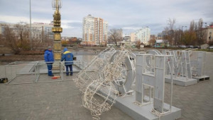 У Комсомольского пруда монтируют праздничные украшения (видео)