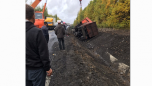 КамАЗ со свеклой слетел с трассы