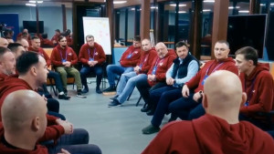 Юрий Сазонов помогает участнику программы «Гордость Липецкой земли» освоить управленческие навыки