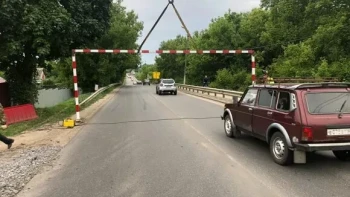 Грузовики и автобусы выше 2,5 метров не смогут выезжать на мост через Матыру в Грязях