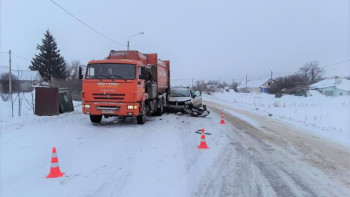 В День защитника Отечества иномарка въехала в КАМАЗ в Липецкой области