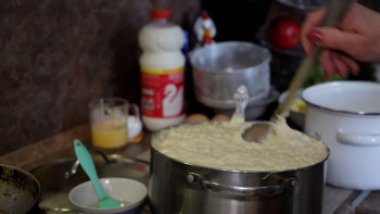 Корреспонденты «Липецкого времени» пекли символ Масленицы вместе с хранительницей блинных традиций