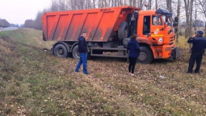 КамАЗ съехал в кювет под Лебедянью