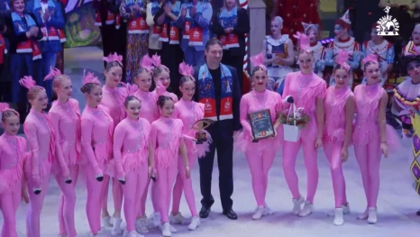 Эдгард Запашный вручил спецприз Большого Московского цирка липецким эквилибристам