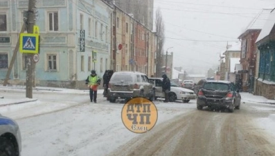 Внедорожник и легковушка не поделили дорогу в Ельце