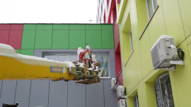 Подъёмник доставил Деда Мороза и Снегурочку к юным пациентам липецкой больницы