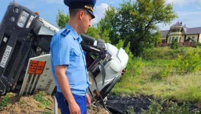 27 тонн битума вылилось в селе Добровского района из перевернувшегося автомобиля