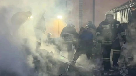 Пожар в районе СНТ «Речное» в Липецке уничтожил две хозпостройки и пять автомобилей помимо жилого дома 