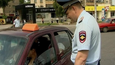 ГИБДД проверила 115 такси: более трети автомобилей нарушило закон