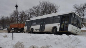 Автобус провалился в яму на Металлургов в Липецке