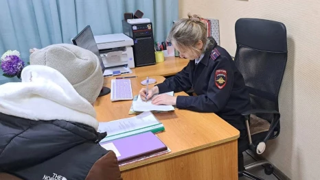 В Липецке подростки катали по улицам надгробие в тележке