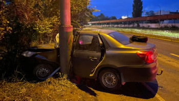 Водитель иномарки в Липецке врезался в столб и погиб