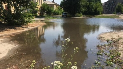 На Тракторном прорвало трубу