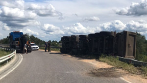 Водителя перевернувшегося под Задонском большегруза госпитализировали