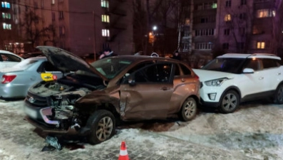 Житель Липецкой области погиб под колесами Лады на тротуаре в Воронеже