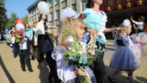 Многодетные родители школьников могут подать заявление на выплату для приобретения формы на портале госуслуг