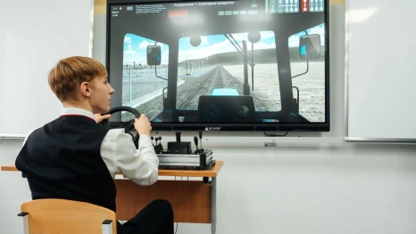 В Липецкой области школьники изучают сельское хозяйство с помощью симулятора трактора