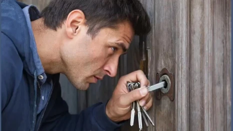 В Липецкой области мужчина украл из временно пустующего дома электрическую пилу и икону 