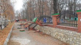 В городском парке Усмани вандалы свалили забор