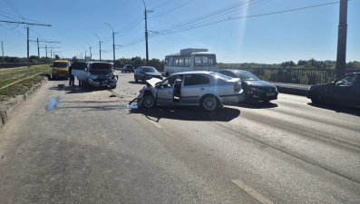 Два человека пострадали в столкновении иномарки с тремя автомобилями в Липецке