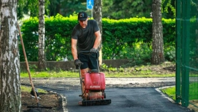 В сквере у «Звёздного» появились освещение и площадка для выгула собак