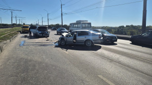 Два человека пострадали в столкновении иномарки с тремя автомобилями в Липецке