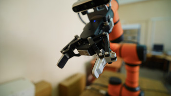 НЛМК передал ЛГТУ робота для подготовки студентов к современному производству