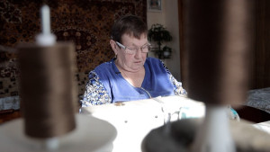 «Пчелки» из Липецкой области плетут для фронта сотни метров защиты