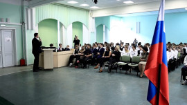 Вице-губернатор Липецкой области Сергей Курбатов провел «Разговор о важном» старшеклассникам лицея №44