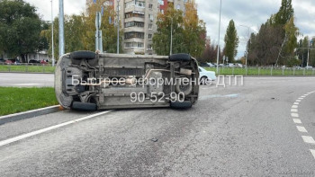 В Липецке после столкновения с иномаркой «Лада» завалилась на бок