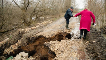 В Задонском районе из-за обрушения плотины на проезжей части образовалась огромная яма