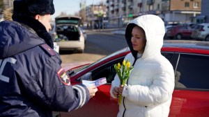 8 марта госавтоинспекторы дарили цветы автолюбительницам Липецка