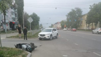 В Липецке в столкновении с «Маздой» пострадал водитель мопеда