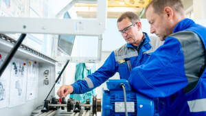 Лучший слесарь-ремонтник НЛМК работает в цехе холодного проката и покрытий