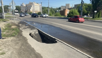 В Липецке на тротуаре обнаружен провал в асфальте