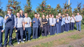 Школьники из села Становое Липецкой области посетили фруктовый сад и узнали о профессиях аграриев