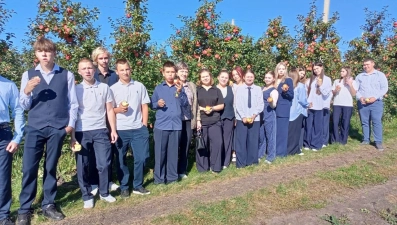 Школьники из села Становое Липецкой области посетили фруктовый сад и узнали о профессиях аграриев