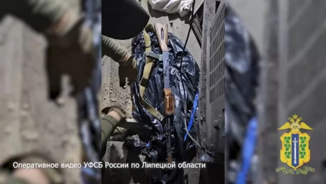 Липчанин прятал АК-74 под полом и боеприпасы на чердаке