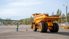 На НЛМК определили лучшего водителя карьерного самосвала
