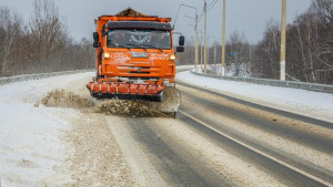 120 машин спецтранспорта следят за порядком трасс в Липецкой области после сильного снегопада