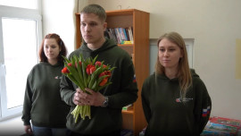 Липецкие волонтеры поздравили сотрудниц реабилитационного центра с наступающим 8 марта