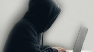 Мошенники оплатили пенсионерке гостиницу в Москве, чтобы выманить почти 2 миллиона рублей