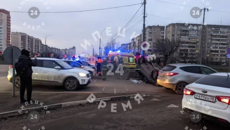 В Липецке на оживлённом кольце перевернулась Нива Шевроле 