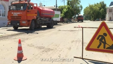 Магистрали в Ельце ремонтируют по программе "Безопасные и качественные дороги"